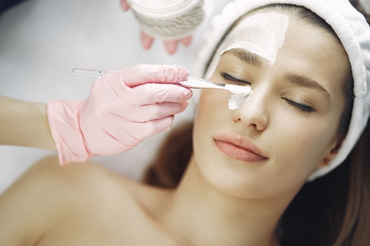 Tratamento facial com máscara